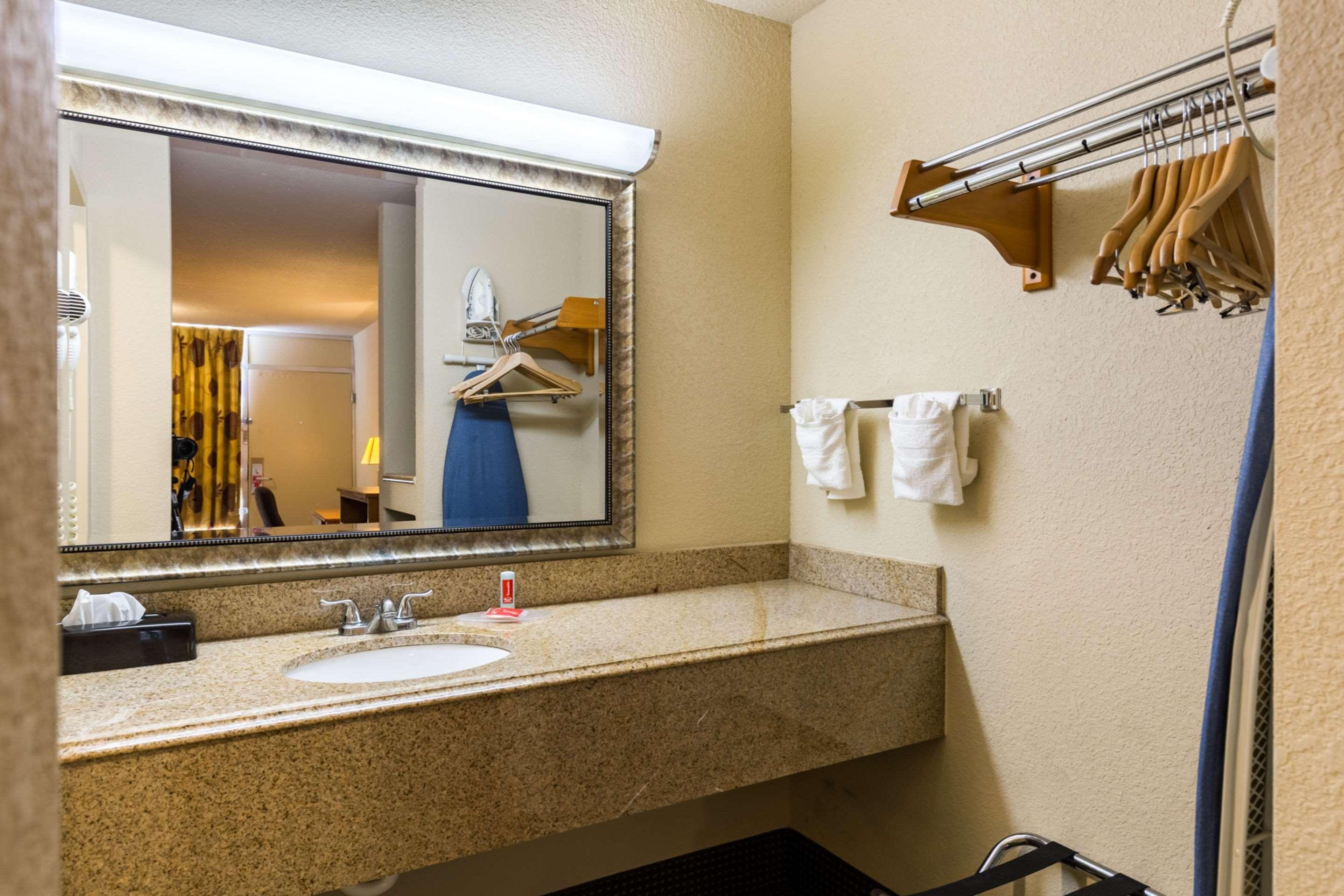 Econo Lodge Baytown Exterior photo