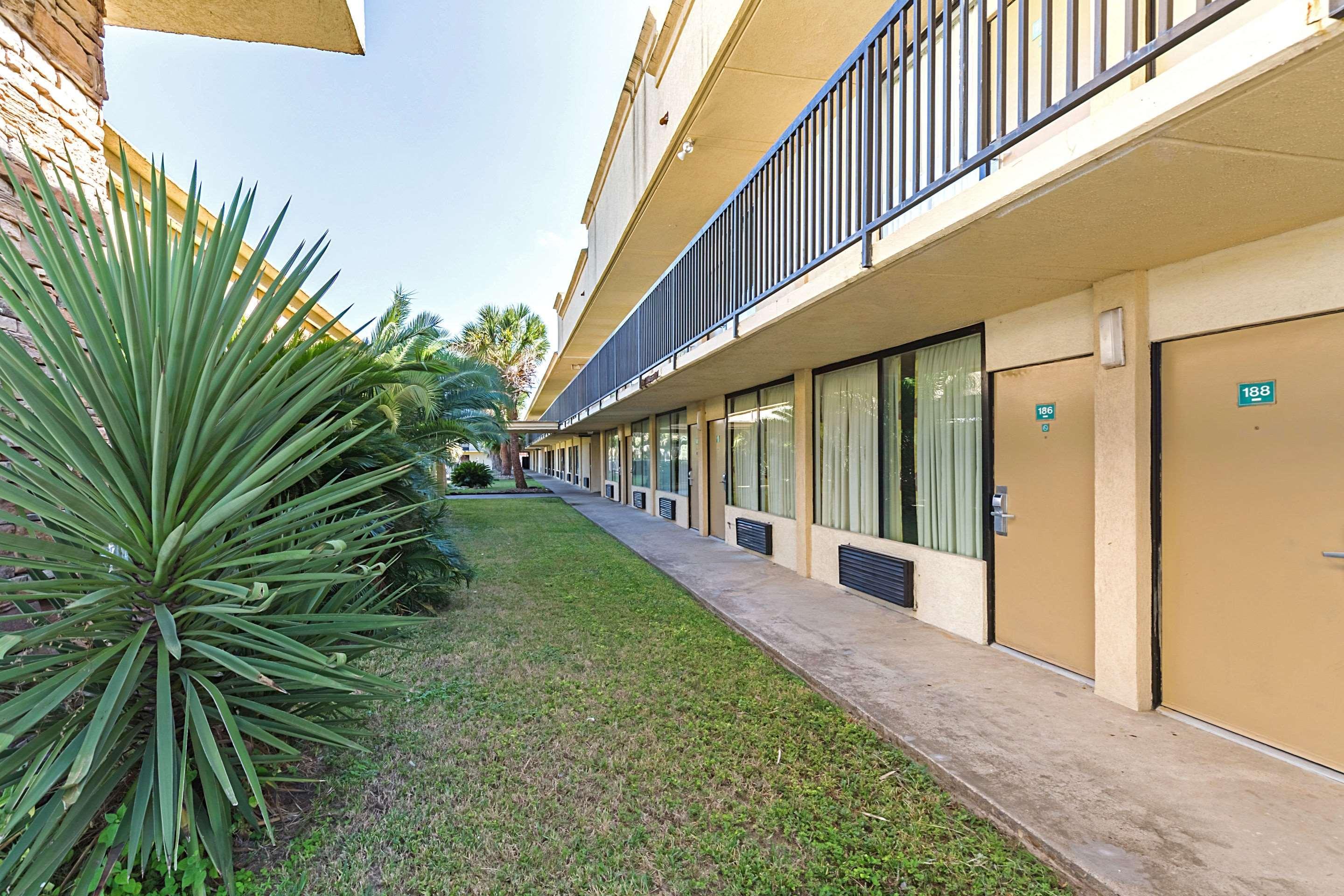 Econo Lodge Baytown Exterior photo